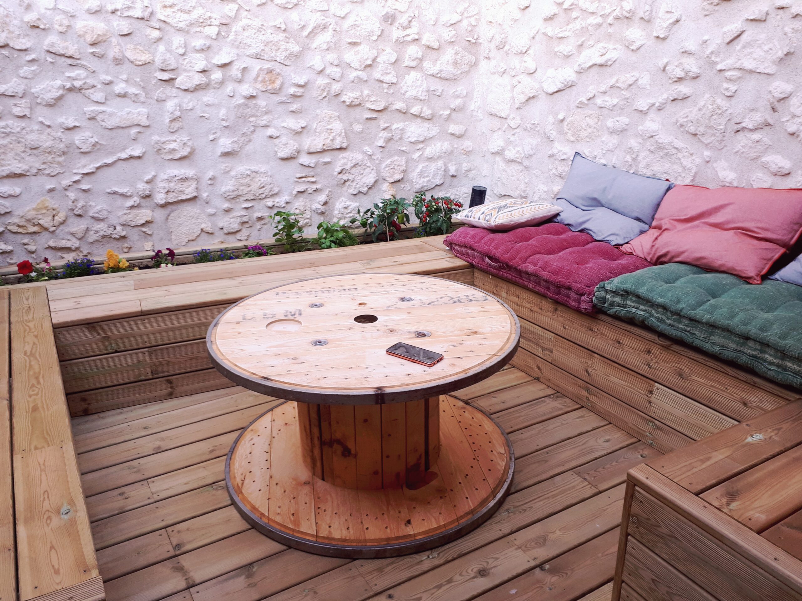 la maison de nous, cour intérieure, aménagement extérieur, travail du bois, terrasse bois, jardinière bois, menuiserie