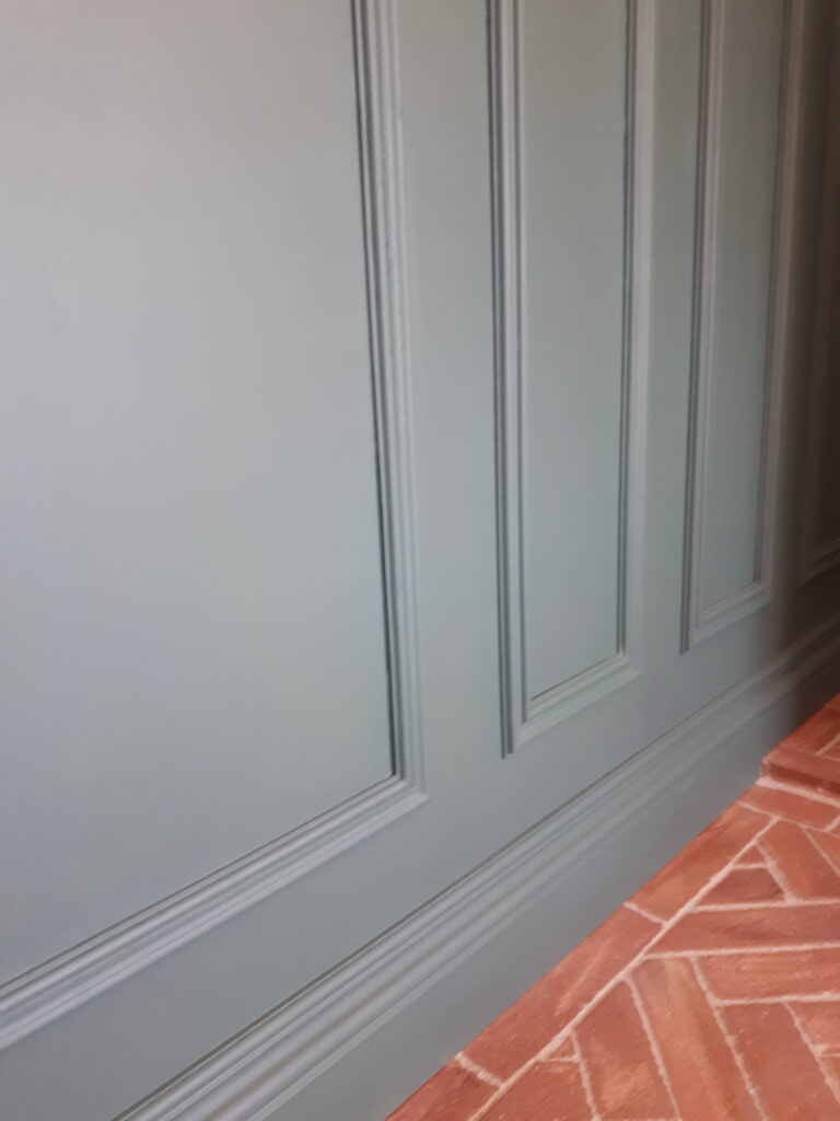 la maison de nous, décoration intérieure, moulure, cimaise, chambranle, plinthe, sabot, soubassement, sur mesures, bois, menuiserie, ébénisterie