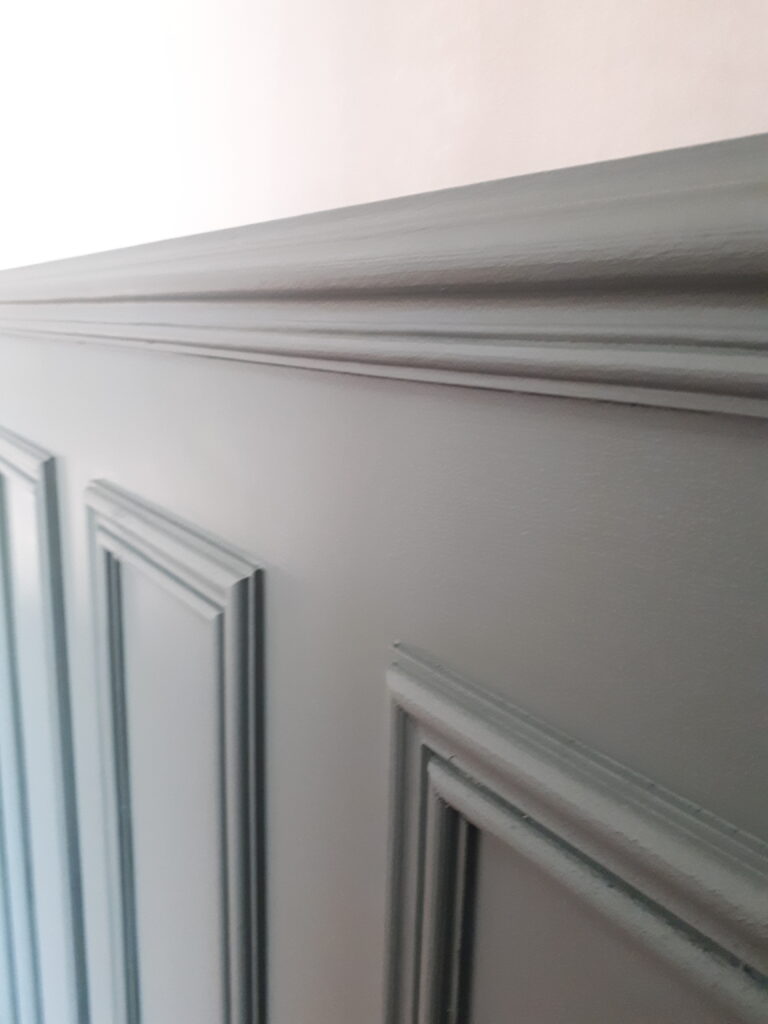 la maison de nous, décoration intérieure, moulure, cimaise, chambranle, plinthe, sabot, soubassement, sur mesures, bois, menuiserie, ébénisterie