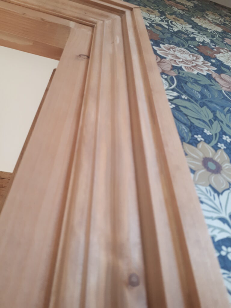 la maison de nous, décoration intérieure, moulure, cimaise, chambranle, plinthe, sabot, soubassement, sur mesures, bois, menuiserie, ébénisterie