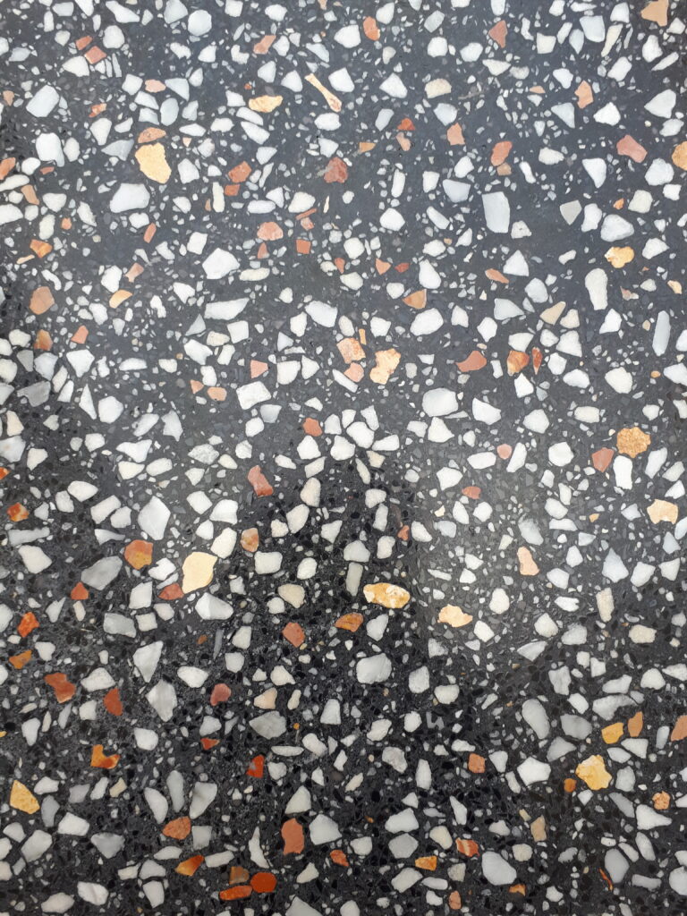 La maison de nous, terrazzo, béton décoratif, aménagement intérieur, plan de travail cuisine table, gravier de marbre, couleurs, foncé