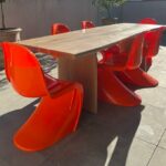 Création bois, la maison de nous, table chêne massif, menuiserie, ébénisterie, ameublement, aménagement intérieur, décoration intérieure, fait main, chaises oranges vintage, creation
