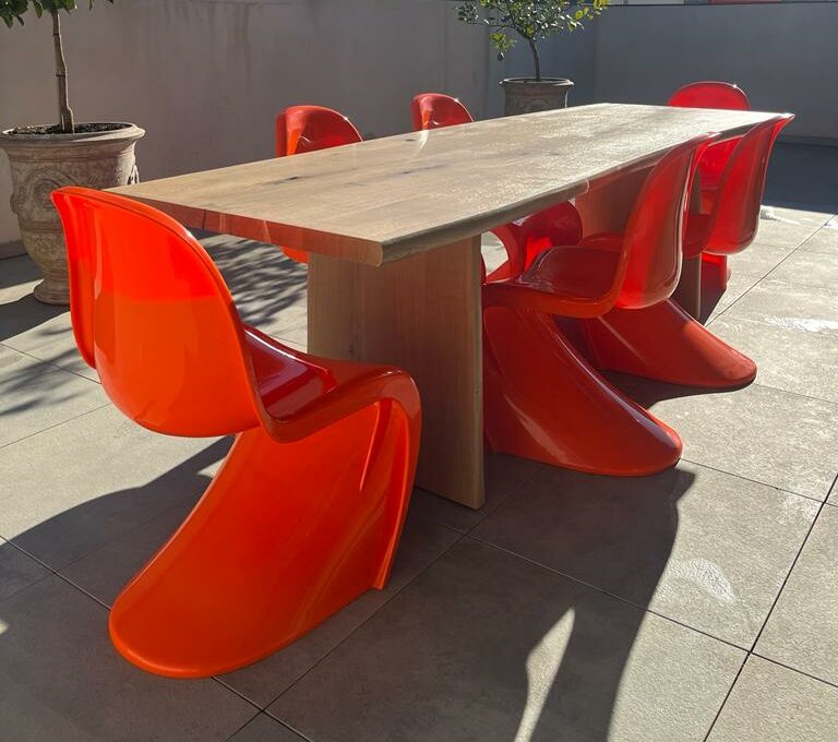 Création bois, la maison de nous, table chêne massif, menuiserie, ébénisterie, ameublement, aménagement intérieur, décoration intérieure, fait main, chaises oranges vintage