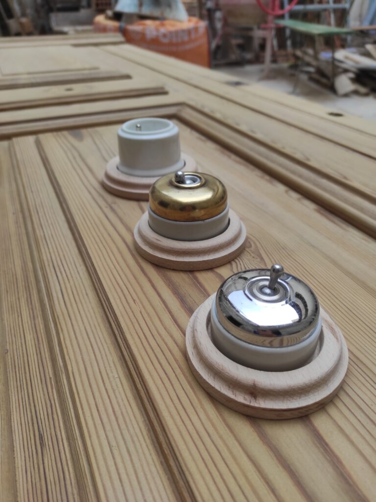 la maison de nous, décoration intérieure, socle interrupteur en porcelaine, menuiserie, ébénisterie