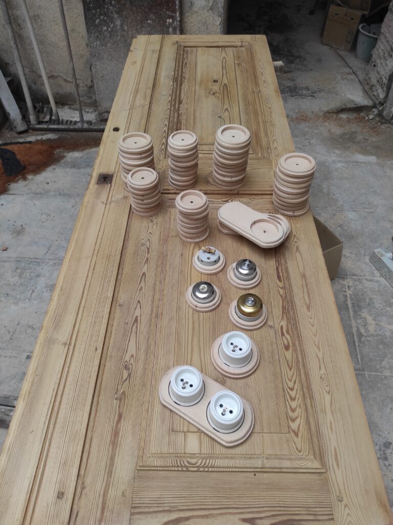 la maison de nous, décoration intérieure, socle interrupteur en porcelaine, menuiserie, ébénisterie