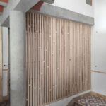 la maison de nous, claustra, cloison ajourée, bois, décoration, rénovation, menuiserie, ébénisterie, fait main, travail du bois, aménagement intérieur, décoration intérieure, bois brut, frêne, maison, rénovation, carreaux de ciment, escalier, entrée, claustra, cloison ajourée fabrication, création