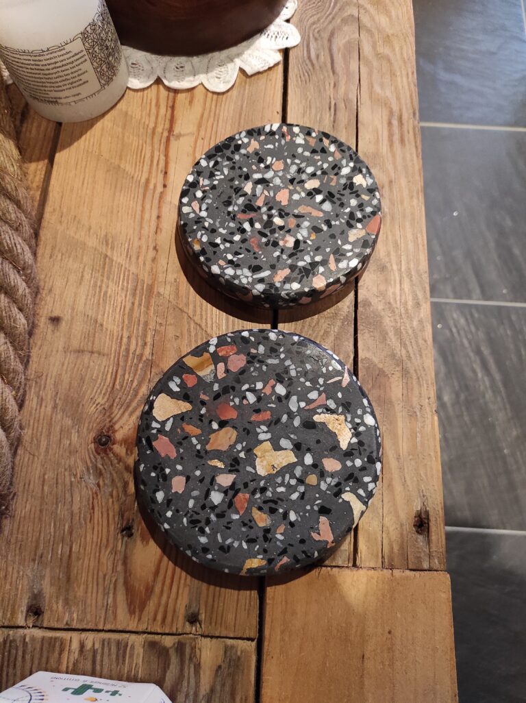 terrazzo, béton décoratif, décoration intérieure, maison desous de plat, de bougie, bois recyclé, gravier de marbre