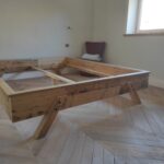 lit bois recyclé, ameublement chambre, décoration intérieure, aménagement intérieur bois massif, parquet chêne point de Hongrie, plinthe bois, moulures, La maison de nous, création