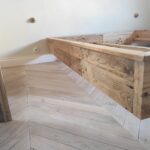 la maison de nous, lit bois recyclé, ameublement chambre, décoration intérieure, aménagement intérieur bois massif, parquet chêne point de Hongrie, plinthe bois, moulures, La maison de nous, création