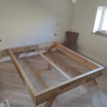 lit bois recyclé, ameublement chambre, décoration intérieure, aménagement intérieur bois massif, parquet chêne point de Hongrie, plinthe bois, moulures, La maison de nous, création