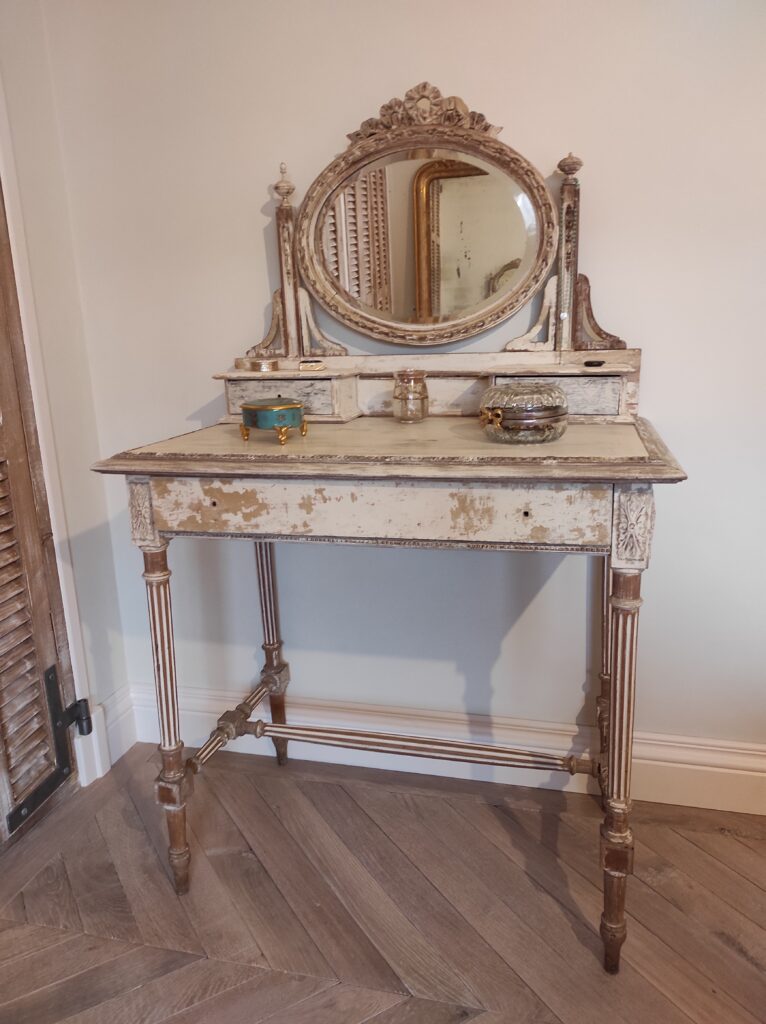 décoration aménagement intérieur relooking rénovation restauration meuble ancien coiffeuse en bois style louis XVI plinthes moulure massif parquet chêne point de Hongrie, mobilier