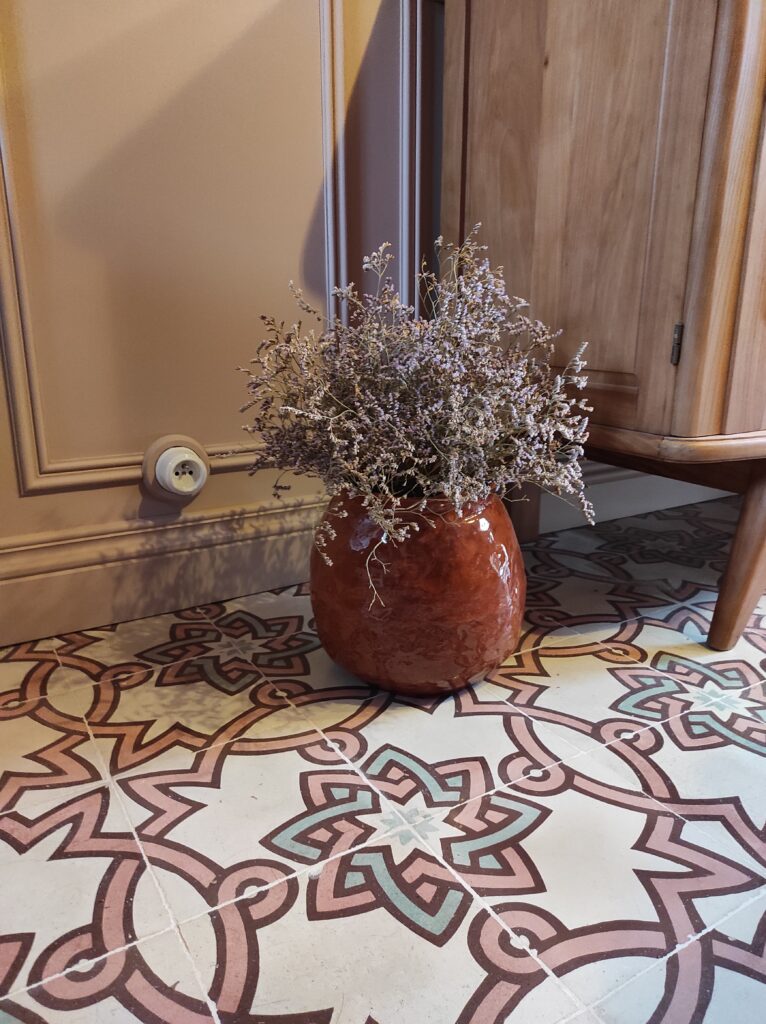 la maison de nous poterie, pot en terre cuite, céramique, argile, émail, carreau de ciment croix du Languedoc ancien céramique terre cuire pot en colombin vase bouquet de fleurs séchées soubassement moulures vieux rose prise porcelaine socle décoratif en hêtre décoration aménagement intérieur