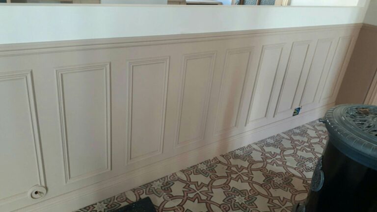 la maison de nous, décoration intérieure, moulure, cimaise, chambranle, plinthe, sabot, soubassement, sur mesures, bois, menuiserie, ébénisterie