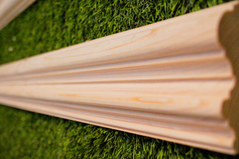 la maison de nous, décoration intérieure, moulure, cimaise, chambranle, plinthe, sabot, soubassement, sur mesures, bois, menuiserie, ébénisterie