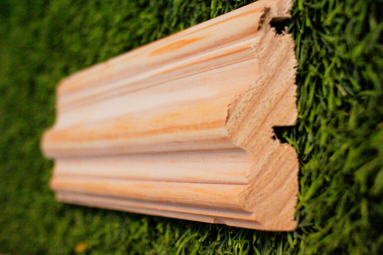 la maison de nous, décoration intérieure, moulure, cimaise, chambranle, plinthe, sabot, soubassement, sur mesures, bois, menuiserie, ébénisterie