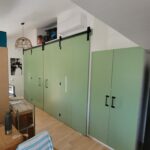 la maison de nous; meuble sur mesures, placard sur mesures, aménagement intérieur, menuiserie, placard portes coulissantes pliantes, vert sauge,