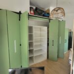 la maison de nous, meuble sur mesures, placard sur mesures, aménagement intérieur, menuiserie, placard portes coulissantes pliantes, vert sauge,