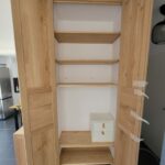 la maison de nous, aménagement intérieur, agencement, ébénisterie, meuble sur mesures, placard sur mesures, menuiserie, portes de placard en chêne massif, portes à panneaux en chêne, étagères en chêne, bois massif