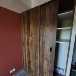la maison de nous, aménagement intérieur, agencement, placard sur mesures chêne de Huton foncé, placard chambre, portes coulissantes, menuiserie