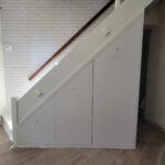 la maison de nous, placard sous escalier, meuble tiroirs sous escalier, meuble sur mesures gris angora, menuiserie, aménagement intérieur,