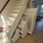 la maison de nous, aménagement intérieur, agencement, placard sous escalier, meuble tiroirs sous escalier, meuble sur mesures gris angora, menuiserie, aménagement intérieur,