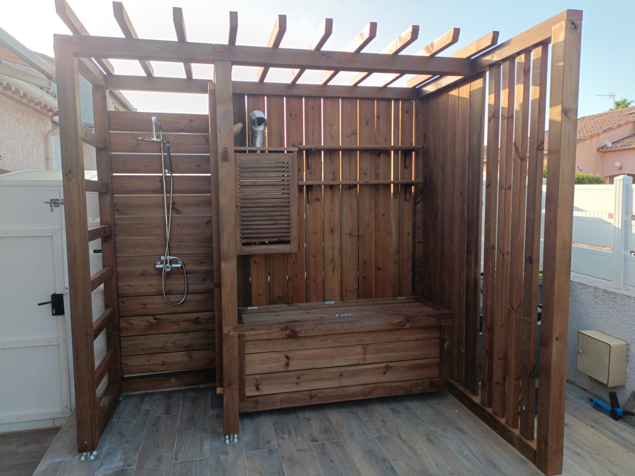 aménagement extérieur, la maison de nous, fabrication sur mesures, douche, pergola, banquette, bois