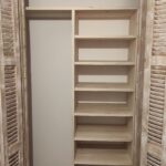 la maison de nous, meuble sur mesures, placard sur mesures, aménagement intérieur, menuiserie, placard chambre, bois massif, peuplier, portes persiennes, création