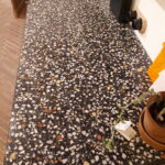 la maison de nous, plan de travail de cuisine en terrazzo, travail artisanal, gravier de marbre, plateau de table, sol, béton décoratif