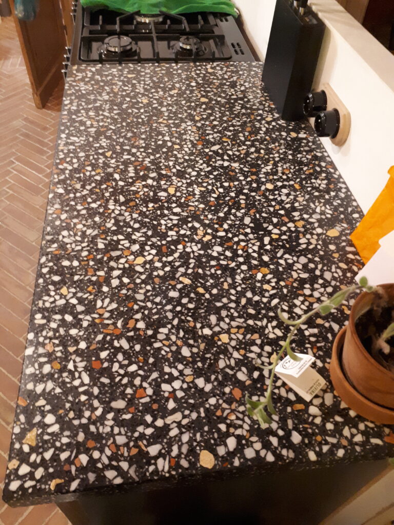 la maison de nous, plan de travail de cuisine en terrazzo, travail artisanal, gravier de marbre