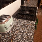 la maison de nous, plan de travail de cuisine en terrazzo, travail artisanal, gravier de marbre, plateau de table, sol, béton décoratif