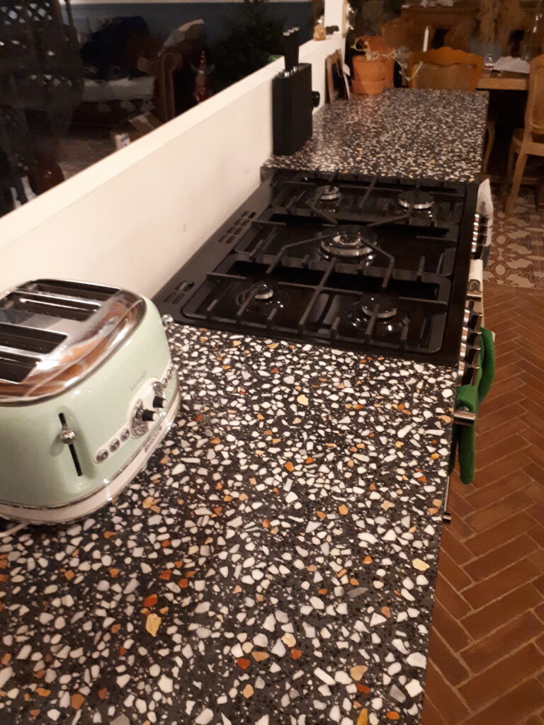 la maison de nous, plan de travail de cuisine en terrazzo, travail artisanal, gravier de marbre
