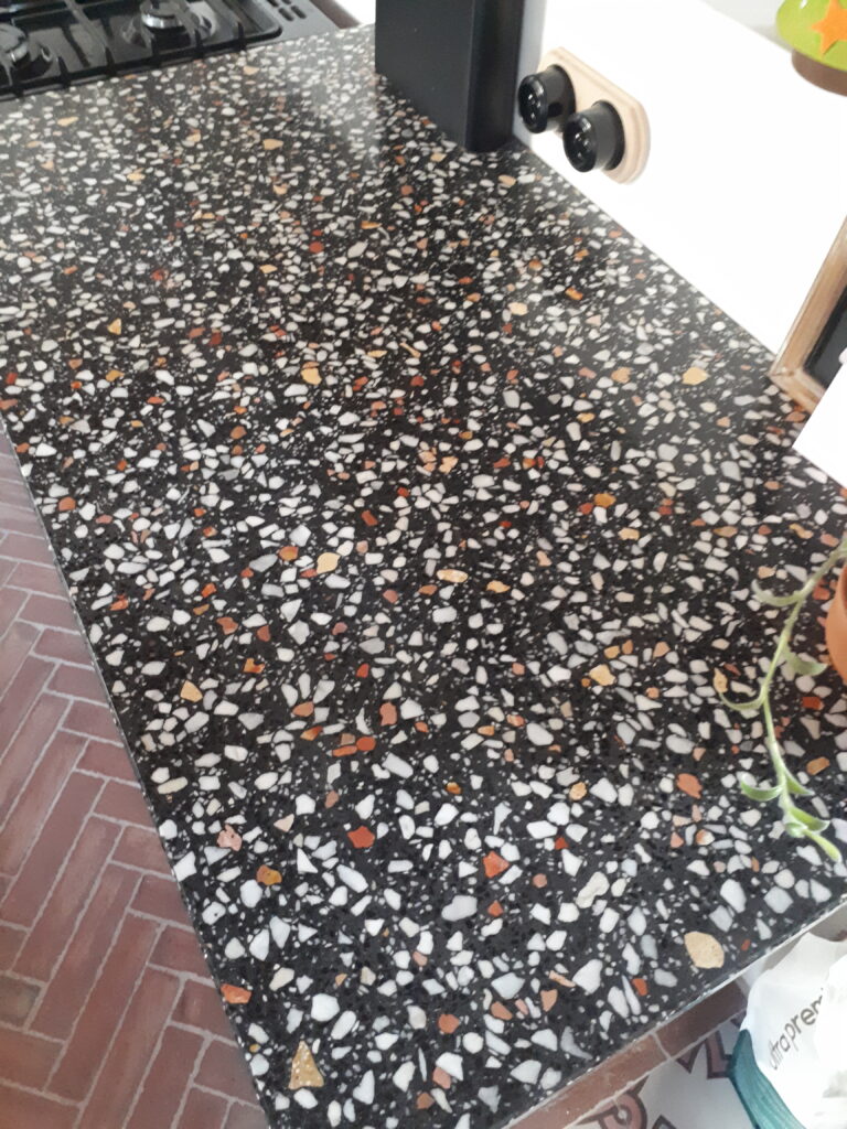 la maison de nous, plan de travail de cuisine en terrazzo, travail artisanal, gravier de marbre