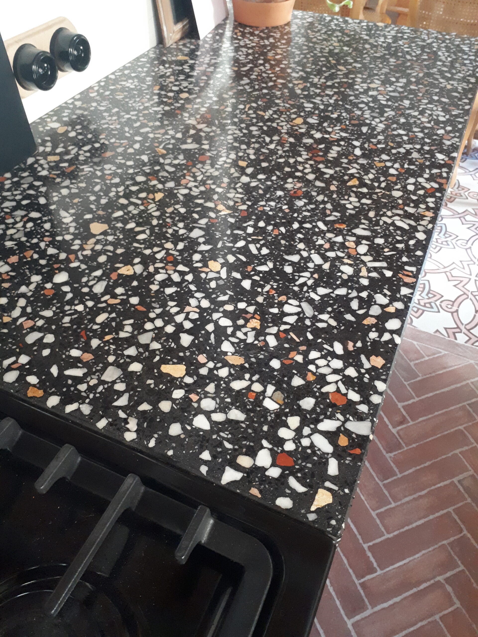 la maison de nous, plan de travail de cuisine en terrazzo, travail artisanal, gravier de marbre