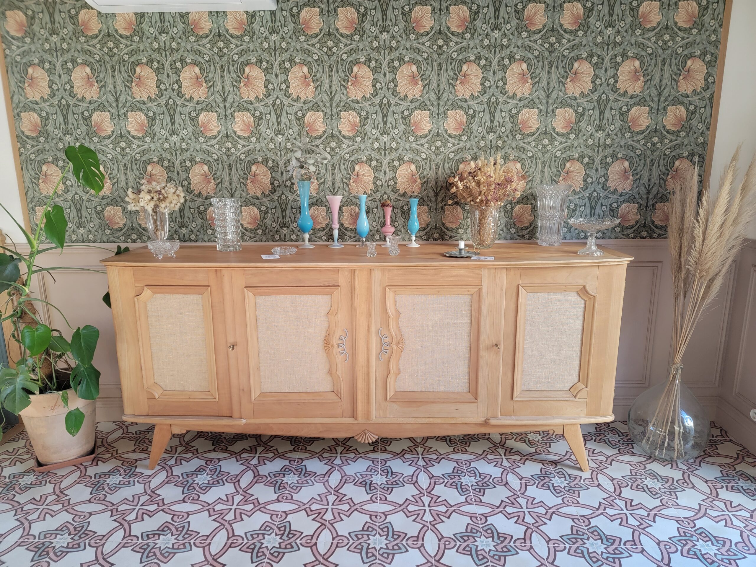 la maison de nous, je chine, objets anciens, meuble enfilade ancienne restaurée, carreau de ciment, tapisserie motifs floraux, vase opaline, porte toile de jute, chiner